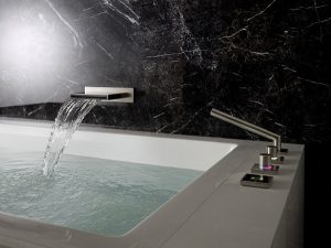 Smartes Bad mit Badewanne, deren Wassereinlauf digital gesteuert ist. Foto: Dornbracht